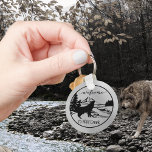 Välkomna till Egendom Cabin Vacation från floden R Nyckelring<br><div class="desc">Den här designen skapades genom digital grafik. Den kan vara personlig i det område som tillhandahålls genom att ändra fotot och/eller text. Du kan också anpassa den genom att klicka för att anpassa ytterligare alternativ och ta bort eller ändra bakgrunden i färg, lägga till text, ändra texten färg eller stil...</div>