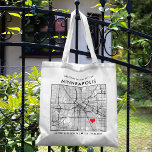 Välkomna till Minneapolis Kärlek Locator City Kart Tygkasse<br><div class="desc">En roligt till väskan för ett bröllop eller något annat tillfälle som tar ställe i den vackra staden Minneapolis i Minnesota. Den här tälten har ett omkrets karta i stadskärnan i en ram med svart ram. På toppen står ett kort välkommet hälsning och stadens namn. På grund-sidan finns stadens latitud-...</div>