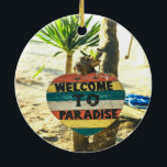Välkomna till paradiset Beach Ocean Julgransprydnad Keramik<br><div class="desc">Välkomna till paradiset Beach Ocean Vacker sandstrand med grönten handflatan träd i bakgrunden. Detta tecken är färgat i rött,  gult,  blått och vitt och läser WELCOME TO PARADISE.</div>