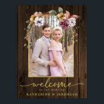 Välkomna till Rustic Wood Blommigt Arch Photo Bröl Poster<br><div class="desc">Rustic Wood Blommigt Arch Photo Bröllop Välkomstskylt med en elegant som är inramad med rustika blommor och grön på en jordbrukträbakgrund. Vår anpassningsbar-skripttypografi parad med ditt foto och detaljinformation gör detta till ett tillägg till bröllop, mottagningen eller händelsen. Kontakta oss på cedarandstring@gmail.com om du behöver hjälp med designen eller matchande...</div>