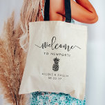 Välkomstemblem för målbröllop | Ananas Tygkasse<br><div class="desc">Välkomna gäster till ditt destinationsbröllop med den här chicen och den moderna personligen tote bags. Designfunktionerna "välkommen" i det moderna handskrivna kalligrafiskriptet, med utrymme att anpassa till din plats, namn och ditt datum i bröllop. En ananas silhuetteillustration kompletterar konstruktionen och skapar väskan ett val av perfekt för bröllop på Hawaii,...</div>