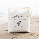 Välkomstemblem för målbröllop | HANDFLATAN TRÄD Tygkasse<br><div class="desc">Välkomna gäster till ditt destinationsbröllop med den här chicen och den moderna personligen tote bags. Designfunktionerna "välkommen" i det moderna handskrivna kalligrafiskriptet,  med utrymme att anpassa till din plats,  namn och ditt datum i bröllop. Ett par silhuetteillustrationer från handflatan träd kompletterar konstruktionen.</div>
