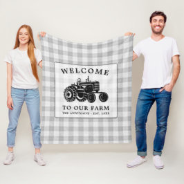 Välkomstfamiljens Namn Farm Tractor White Play Fleecefilt