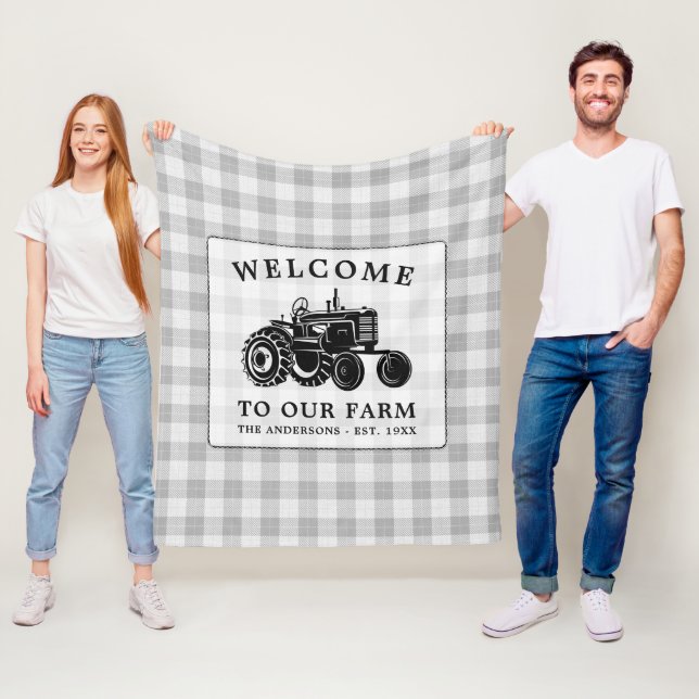 Välkomstfamiljens Namn Farm Tractor White Play Fleecefilt (På plats)