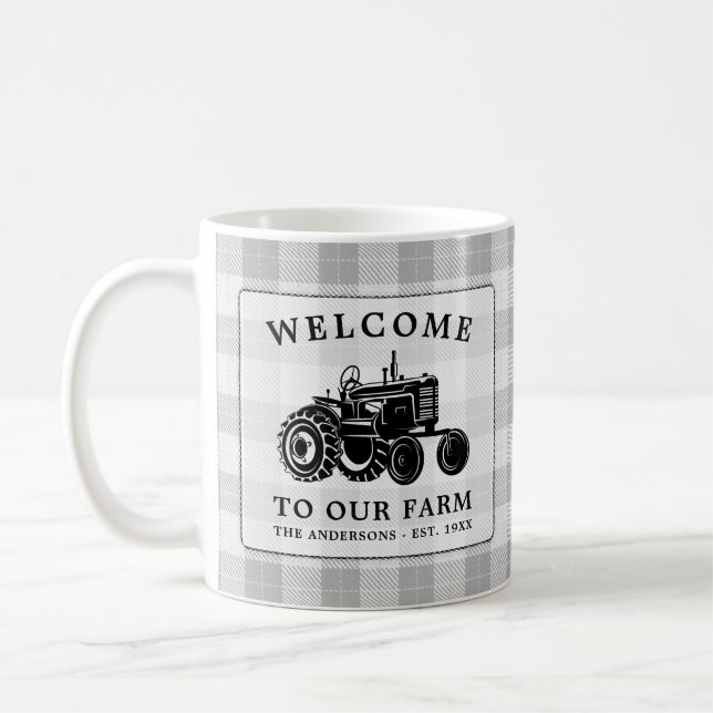 Välkomstfamiljens Namn Farm Tractor White Play Kaffemugg (Vänster)