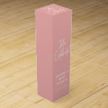 Välkomstfirande av det minimalistiska Rosan Dusty  Presentask För Vinflaska<br><div class="desc">Låt oss Celebrate Baby Shower Presentask för Vinflaska! Innehåller "Låt oss Celebrate" i kalligrafiskript med personligen namn och datum nedan.</div>
