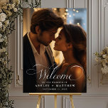 Välkomstfoto för Modern Classic Calligraphy Bröllo Poster<br><div class="desc">Elegant,  vitt skript bröllop välkomsttecken (poster) med elegant och romantisk,  snabbt kalligrafibrev med foto. Om du vill ha en mer avancerad anpassning av den här designen klickar du på BLUE DESIGN VERKTYG ovan!</div>