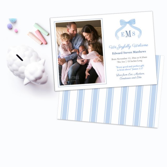 Välkomstfoto för Monogram Blue Bow Pojke Meddelande (Preppy blue and white bow monogram birth announcement photocard design for baby boy)