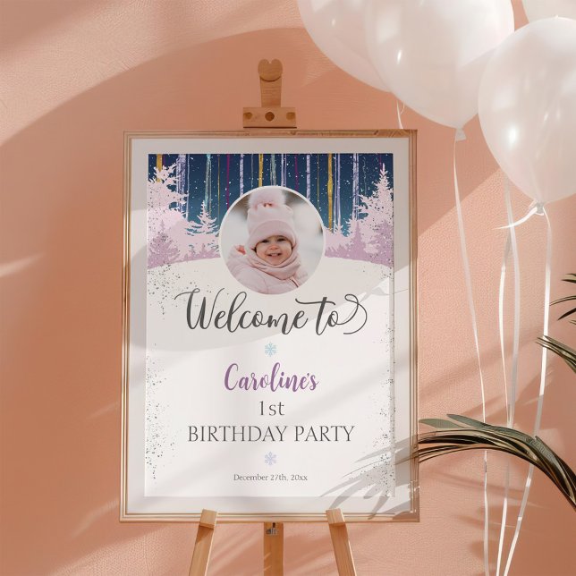 Välkomstfoto för Winter Wonderland First Birthday Poster (Welcome sign for 1st birthday for girls. Winter Wonderland theme. Navy blue, purple, snow, forest)