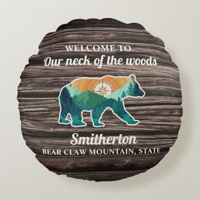Välkomsthälsa om Rustik Bear Mountains Compass Fam Rund Kudde (Framsidan)