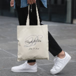 Välkomsthälsa till Black och Grått Finare Monogram Tygkasse<br><div class="desc">Bröllopet välkomnar tote bags med ett minimalistiskt pars monogram i ett finare-kalligrafiskript i grått och svart. Anpassa teckensnittet stil med namnen för bruden och trimningen och annan text efter behov. Anpassa grått-färgen i svart och silver.</div>