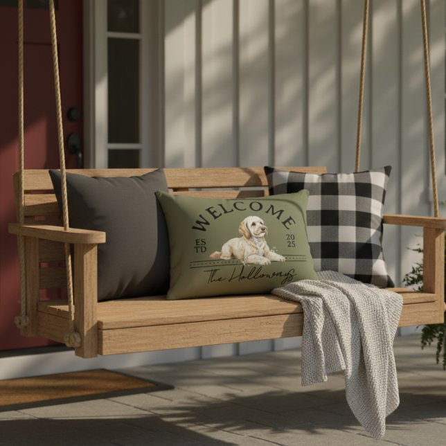 Välkomsthälsa till Golden Doodle Anpassningsbar Fa Prydnadskudde (Welcome guests to your home with this Golden Doodle Custom Family Name Welcome throw pillow!)