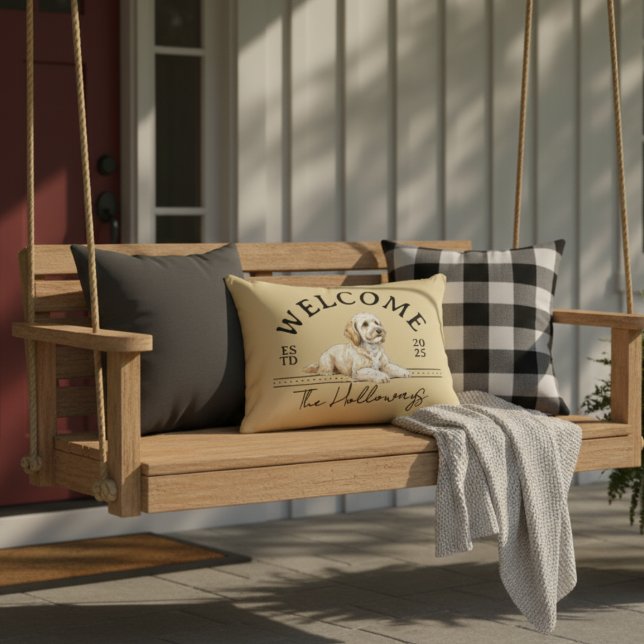 Välkomsthälsa till Golden Doodle Anpassningsbar Fa Prydnadskudde (Welcome guests to home with this Golden Doodle Custom Family Name Welcome Throw Pillow!)