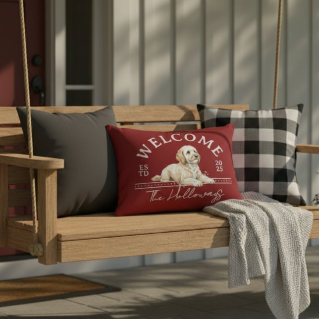Välkomsthälsa till Golden Doodle Anpassningsbar Fa Prydnadskudde (Welcome guests to your home with this Golden Doodle Custom Family Name Welcome Throw Pillow!)