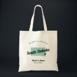 Välkomsthälsbag för Färg södra Dakota Karta Bröllo Tygkasse<br><div class="desc">Bröllop helg välkomnar presentsäcken för gäster från byn till bröllop, med en bild av South Dakota. Du kan redigera färg för vilken del som helst av den här designen och flytta hjärtat till bröllop. Om du vill ändra färg klickar du på Anpassa och "redigera med verktyg i designen". Markera inslag...</div>