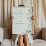 Välkomsthälsning för Blommigt av delikat blått Grö Poster<br><div class="desc">Gratulera till din speciella dag med vår fantastiska möhippa och välkomna poster med en romantisk och delikat mjuk, dammig, blått vattenfärgsdesign i blommigt gräns. Med vackert blått vatten, delfinum, vit ros och grönt poster detta välkomnande elegans och charm. Det tidlösa minimalistiska dammiga blåa typsnittet tillför en aning sofistikering, perfekt för...</div>