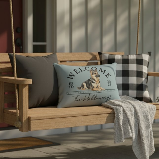 Välkomsthälsning för den tyska Shepherd Anpassning Prydnadskudde (Welcome guests to your home with this German Shepherd Custom Family Name Welcome Throw Pillow!)
