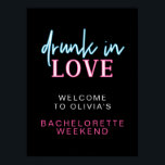Välkomsthälsning för LOLA Neon Drunk i Kärlek Bach Poster<br><div class="desc">Den här bachelorette-hälsningsskylten är blå och rosa med frasen "full i kärlek". Anpassa enkelt för din bachelorette helg party,  möhippa-festligheter eller annat berusat i kärlek-relaterade evenemang. 💜 FÄRG ÄR REDIGERBART! Klicka på den blå "redigera med design verktyg" i anpassningsavsnittet för att välja ditt eget färg.</div>
