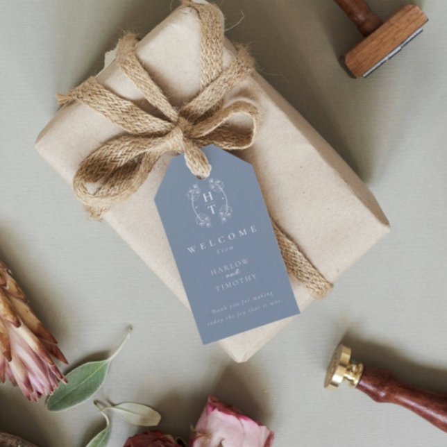 Välkomsthälsning för Modern Monogram Vapensköld Du Presentetikett (Modern Monogram Crest Dusty Blue Wedding Welcome Gift Tags)