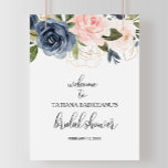 Välkomsthälsning för Möhippa för fullständig Blomm Poster<br><div class="desc">Denna krävande poster av möhippan för fallande blommigt är perfekt för en tropisk möhippa. Utformningen skildrar handritade ,  mörk blått och marina vitmiblommor,  inspirerande elegans,  klass och naturskönhet.</div>