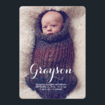 Välkomsthälsning - två foto Modern Birth-meddeland Meddelande<br><div class="desc">Den här perfekten är ett helt modernt och enkelt elegant för att presentera din nya lilla pojke. Har underbar kursiv typografi och två stora foton av baby - ett på framsidan och ett på baksidan. På framsidan finns också information om baby födelse, och på baksidan finns ett speciellt textområde som...</div>