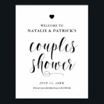 Välkomstsignatur för Black Bold Script Par Shower Poster<br><div class="desc">Elegant och ett enkelt välkomsttecken för duschduschen i par med fet kalligrafi med hjärtaccent. Den här designen finns i andra färg.</div>