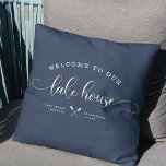 Välkomstskript för Modern Sjö House Namn Kudde<br><div class="desc">Modern chic-penselskript som läser WELCOME TO OUR SJÖ HOUSE in a trendig typography-driven design. Underbar anpassningsbar,  inredningskudda för ditt hem från andra sidan hemmet. Både romantisk och snyggt,  vår dammiga marinblå kudde har en söt kanoillustration mellan din position och det år som fastställts. Fungerar underbart även för flyghus!</div>
