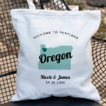 Välkomstskylt för Färg Oregon Karta Bröllop, Tygkasse<br><div class="desc">Bröllop helg välkomnar presentsäcken för gäster från byn till bröllop, med en bild av Oregon. Du kan redigera färg för vilken del som helst av den här designen och flytta hjärtat till bröllop. Om du vill ändra färg klickar du på Anpassa och "redigera med verktyg i designen". Markera inslag som...</div>