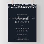Välkomstskylt för Ljus-repetition på serveringsmid Poster<br><div class="desc">Den här högtidliga middagsvälkomsttecknet i ljus är perfekt för en enkel bröllop-repetition. Utformningen har en vacker handmålad ljus i mörk blått bakgrund.</div>