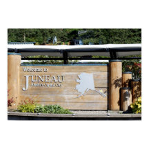 Välkomstskylt till Juneau Alaska, med Backgroun