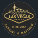 Välkomstskylt till Vegas svart med guld Runt Klistermärke<br><div class="desc">Favoritdekal eller kuvertförsegling med skylten "Välkommen till fantastiska Las Vegas" i falskt guldblad. Klicka på ANPASSA YTTERLIGARE för att ändra bakgrundsfärg,  teckensnitt och textfärg.</div>