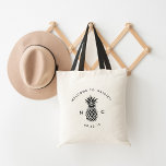 Välkomsttagning för bröllop | Monogram för ananas Tygkasse<br><div class="desc">Välkomna gäster till ditt destinationsbröllop med den här chicen och den moderna personligen tote bags. Designfunktionerna "Välkommen till [din plats i bröllop]" böjdes över en bild av ananas silhuett. Anpassa med initialer och bröllop-datumet.</div>
