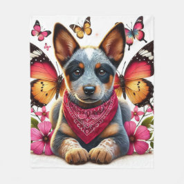 Valp av rasen Heeler omgiven av fjärilar och blomm Fleecefilt
