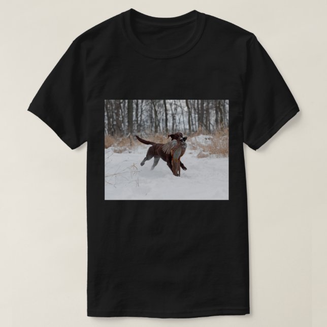 Valp för Labrador Retriever som hämtar en Pheasant T Shirt (Design framsida)