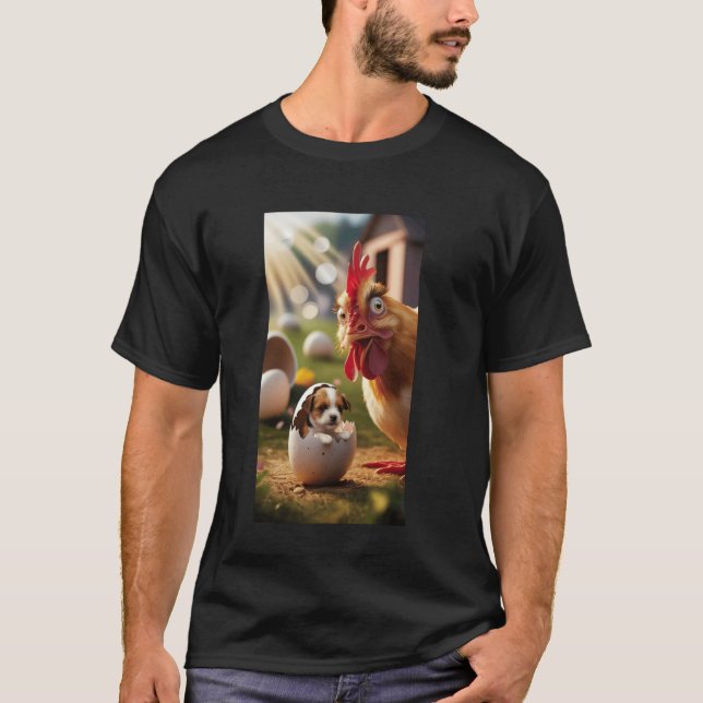 Valp kläcks från ägg bredvid förvånad höna S T Shirt (Framsida)