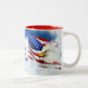 Välsigna dig Amerika, örn & flagga i himmel Två-Tonad Mugg