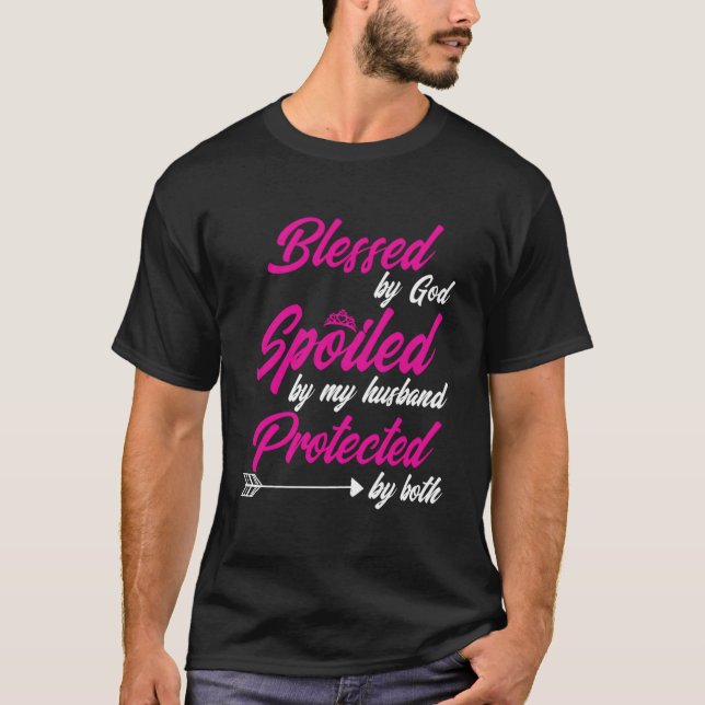 Välsignad av Gud bortskämd av min make skyddad av T Shirt (Framsida)