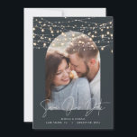 Valv 1 foto strängljus modern script bröllop spara datumet<br><div class="desc">Valv 1 foto strängljus modern script save the date bröllopskort. Marinblå bakgrundsfärg kan anpassas.</div>