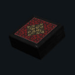 Vampire Red and Guld Damask Gothic Art Smyckeskrin<br><div class="desc">Djup rik skuggor av vampyrrött och bränt guld ge är det ursprungliga fuktmönstret en avgörande Goth-känsla. ©TabzJones alla höger reserverade. Alla formgivningar trycks på våra högkvalitativa produkter. De innehåller inte inslag av metall eller annan textilvara.</div>