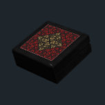 Vampire Red and Guld Damask Gothic Art Smyckeskrin<br><div class="desc">Djup rik skuggor av vampyrrött och bränt guld ge är det ursprungliga fuktmönstret en avgörande Goth-känsla. ©TabzJones alla höger reserverade. Alla formgivningar trycks på våra högkvalitativa produkter. De innehåller inte inslag av metall eller annan textilvara.</div>