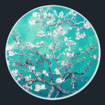 Van Gogh Almond Blommars Turcouise Knopp<br><div class="desc">"En elegans utan tidslängd för varje låda eller skåp" Förvandla möblerna till en konst biet med denna keramiska knopp med Van Goghs ikoniska mandelbaserade Blommar mot en ny turkobakgrund. Den vibrerande men lugnande paletten gör den till en utmärkt detalj för både frisörer, skåp och skåp. Perfekt för dem som kärlek...</div>