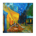 Van Gogh Café Terrace i natt Kakelplatta<br><div class="desc">Tile med Vincent van Goghs oljemålning Café Terrace på natten (1888). Gult stjärnor målar den blå natten himlar ovanför en utomhuscafé i Frankrike. En fantastisk gåva till fläkt av postimperialism och nederländsk konst.</div>