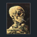 Van Gogh Skull med brinnande Cigarette-vykort Vykort<br><div class="desc">Van Gogh Skull med Burning Cigarette-vykort. Oljemålning på arbetsyta från 1885. Skull med Burning-cigaretten avslöjar både van Goghs känsla för humor och makaberns känsla. Det är något av en styggelse i hans erkända manskap, arbetet har vuxit i popularitet under de senaste årtiondena. En underbar gåva till fläkt av van Gogh,...</div>