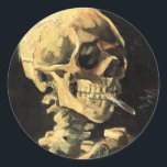 Van Gogh Skull med förbränning av Cigarette Magnet Runt Klistermärke<br><div class="desc">Van Gogh Skull med brinnande cigarettmagnet. Oljemålning på arbetsyta från 1885. Skull med Burning-cigaretten avslöjar både van Goghs känsla för humor och makaberns känsla. Det är något av en styggelse i hans erkända manskap, arbetet har vuxit i popularitet under de senaste årtiondena. En underbar gåva till fläkt av van Gogh,...</div>