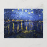 Van Gogh Starry Natten om Rhone-vykortet Vykort<br><div class="desc">Van Gogh Starry Night Över Rhone-vykortet. Oljemålning på arbetsyta från 1888. En av van Goghs vackraste naturområden,  Starry Natt Över Rhone fångar natten himlar som brinner över den östra kajen i den Fransk staden Arles. En underbar gåva till fläkt av van Gogh,  postimponerande himlar och Fransk konst.</div>