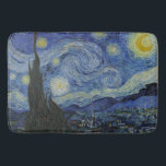 Van Gogh Starry Night Badrumsmatta<br><div class="desc">Starry Night av Vincent Van Gogh, olja på canvas, 1889, är en landskapsmålning av ett stort virrvarr av lysande stjärnor över ett landskap av avlägsna städer och rullande backe, med en enda cypress träd stigning i förgrunden som en mörk grönt låga. Van Gogh målade inte sitt mästerverk från livet utan...</div>