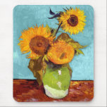 Van Gogh - tre solblommor i A Vas - fin konst Musmatta<br><div class="desc">Olja på arbetsyta från 1888 som visar ljusa solblommor av gult i grönt vas mot en turkblå bakgrund. Till skillnad från liknande butiker har Art Älskare Cafe klassiska konstverk med hög upplösning som har återställts omsorgsfullt, balanserat och retuscherat i färg för att ta bort fläckar och artefakter som är vanliga...</div>