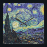 Van Gogh's Starry Natt Fyrkantig Klocka<br><div class="desc">Van Goghs mästerverk: Starry Natt.Starry Night är en olja på arbetsytan av den nederländske postimponerande målaren Vincent van Gogh. I juni 1889 skildras synpunkten från den öster-vända fönsterrutan på hans asylrum på Saint-Rémy-de-Provence,  strax före soluppgången,  med tillägg av en idealiserad by.</div>