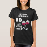 Vänd 60 och vinn om det, Personlig T-shirt<br><div class="desc">Den här t-shirten innehåller två glas rött vin och texten som lyder: (ditt namn) VÄNTAR 60 OCH VINNER OM DET. Det är en perfekt till bäran för att hedra någons milstolpe-födelsedag. Namn och ålder är anpassade.</div>