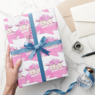 Vänd flicka i nuvarande papper förpackning presentpapper